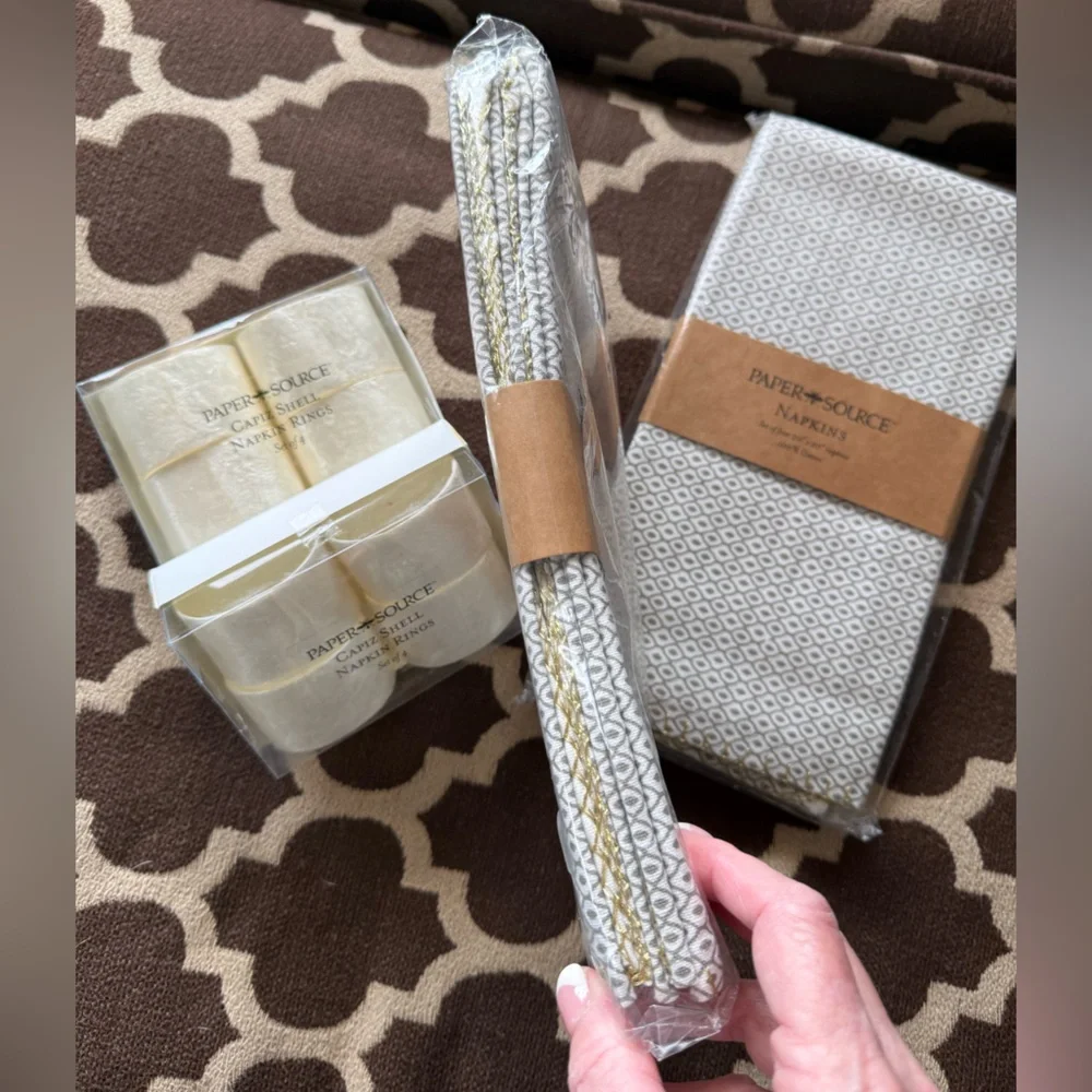 Paper Source Gray & White Geometric lattice Napkins w/ pearlescent Napkin Rings
